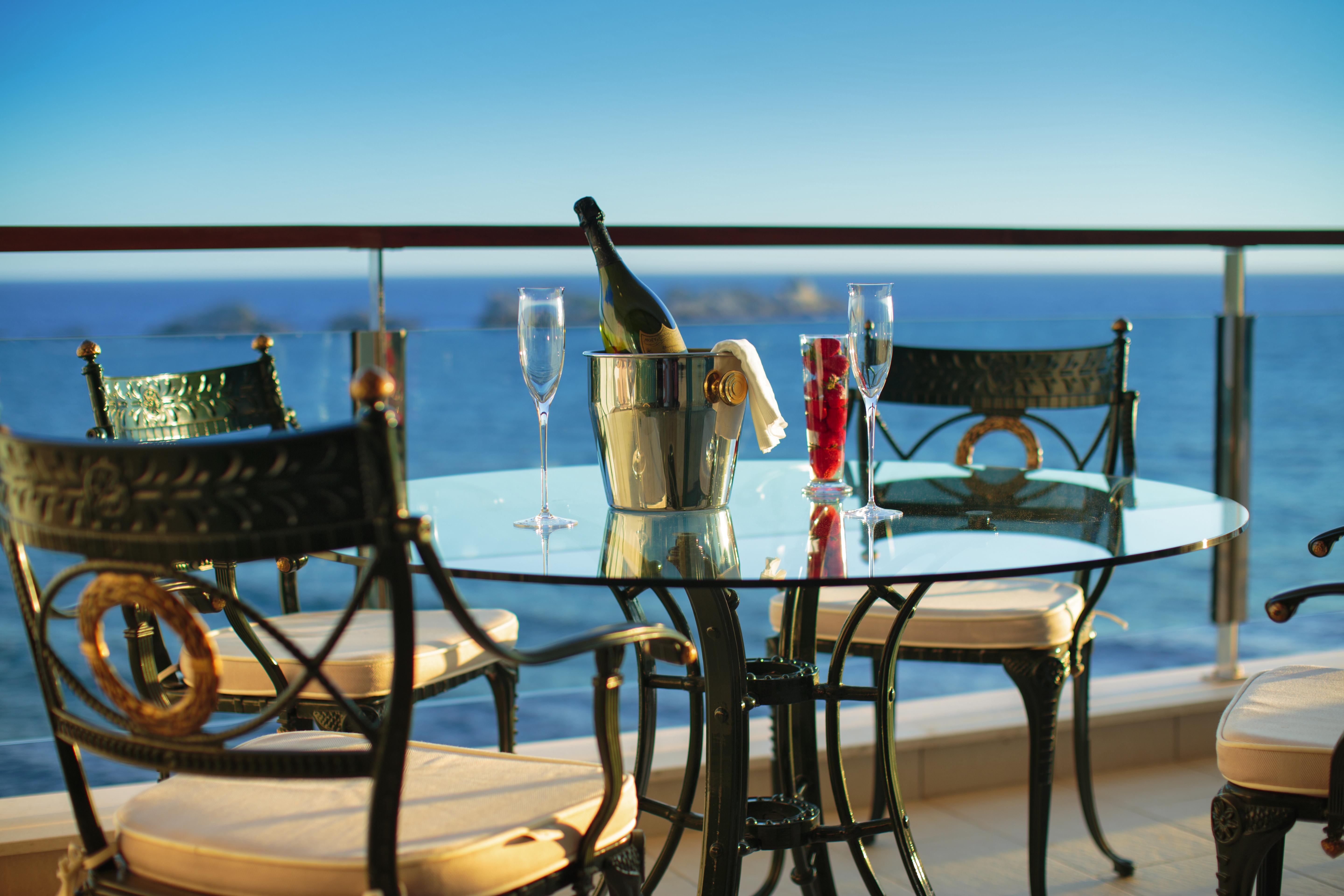 Royal Princess Hotel Dubrovnik Exterior foto A balcony at the hotel