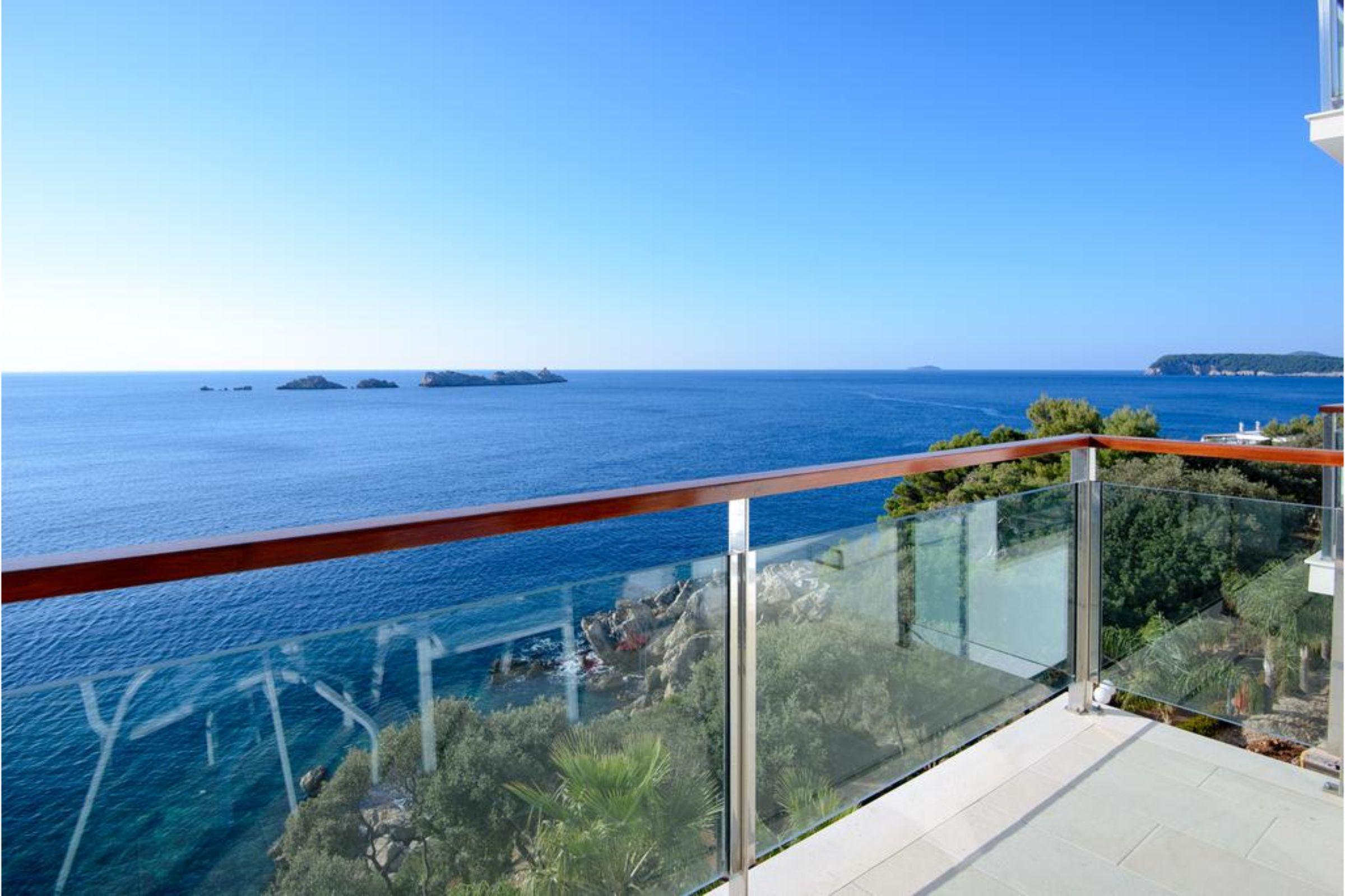 Royal Princess Hotel Dubrovnik Exterior foto A glass balustrade